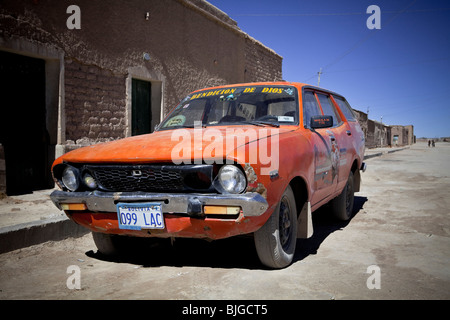 Vista panoramica di un auto in una strada di Uyuni (un rurale villaggio fantasma nel Altiplano vicino l'arido deserto di sale). Uyuni Salar Bolivia Foto Stock