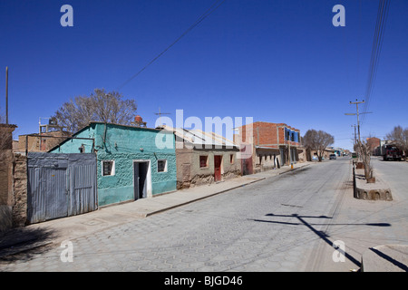 Vista panoramica di un vuoto street nel villaggio di Uyuni vicino l'arido deserto di sale. Un rurale città fantasma nel Altiplano (Salmo salar) Foto Stock