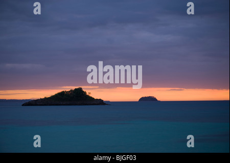 Tramonto Tramonto sulla spiaggia Isola di Malapascua Cebu Filippine Visayan mare sole tropicale soleggiato paradiso di vacanza post vacanze scheda Foto Stock