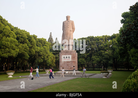 Statua di Mao Zedong sul campus della Università di Fudan, Shanghai, Cina Foto Stock