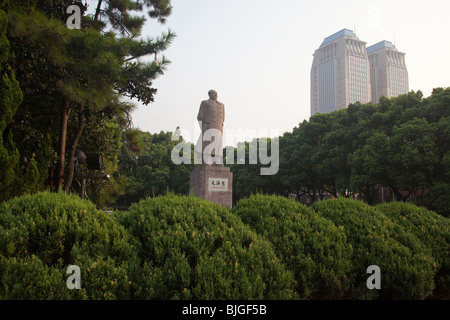 Statua di Mao Zedong sul campus della Università di Fudan, Shanghai, Cina Foto Stock