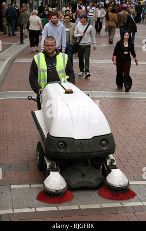 Uomo di pulizia in Grafton Street, Dublin, Irlanda Foto Stock