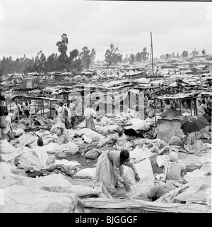 Etiopia, 1950s. Una fotografia da J Allan contanti delle persone che vendono merci a un grande mercato all'aperto ad Addis Abeba. Foto Stock