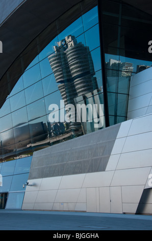 BMW HQ e museo si riflette nel BMW Welt edificio, Monaco di Baviera, Germania. Foto Stock