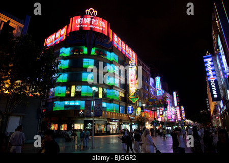 Nanjing Road di notte, Shanghai, Cina Foto Stock