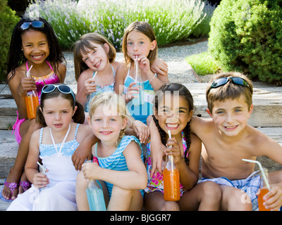 I bambini a bere le acque gassate Foto Stock