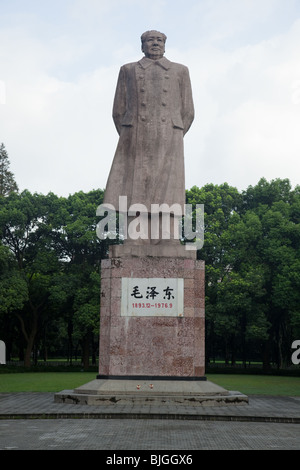 Statua di Mao Zedong sul campus della Università di Fudan, Shanghai, Cina Foto Stock