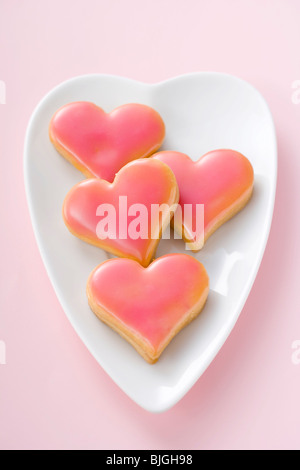 A forma di cuore biscotti (sfondo colorato) - Foto Stock