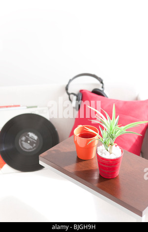 Dischi in Vinile e cuffie su un divano Foto Stock