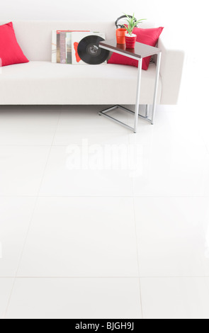 Dischi in Vinile e cuffie su un divano Foto Stock