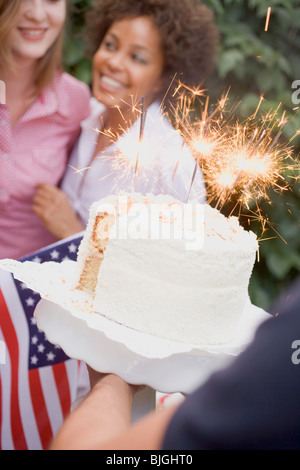 Uomo di servire la torta di noce di cocco con botti (4 luglio, USA) - Foto Stock