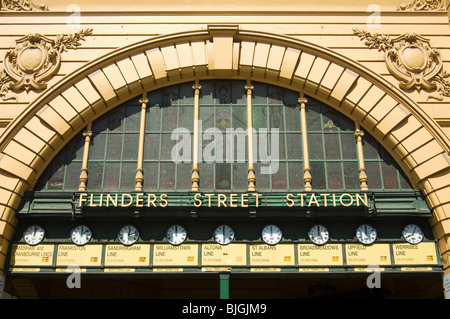 Gli orologi all'entrata di Flinders Street stazione ferroviaria di Melbourne Foto Stock