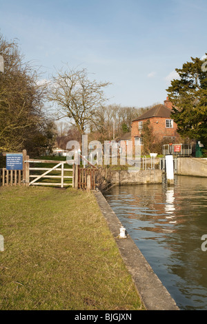 Cleeve Lock sul Fiume Tamigi vicino a Goring, Oxfordshire, Regno Unito Foto Stock