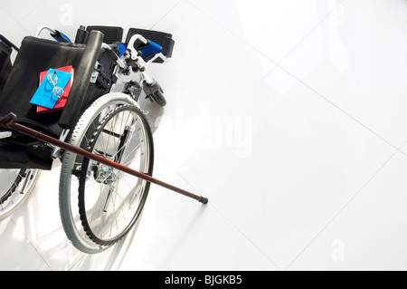 Sedia a rotelle, di canna da zucchero e libretti di pensione Foto Stock