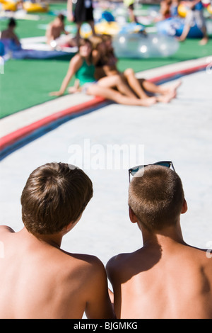 Gli adolescenti in un parco acquatico Foto Stock