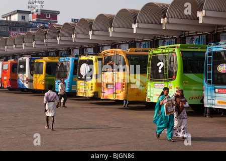 India Kerala, Calicut, Kozhikode, Mavoor Road, colorato autobus privati in bus principale stand Foto Stock