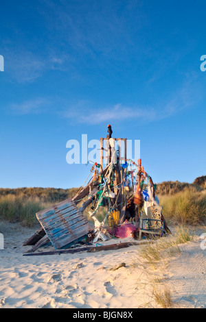 Arte Scultura fatta di rifiuti raccolti sulla spiaggia a Winterton sul mare sulla costa di Norfolk Foto Stock