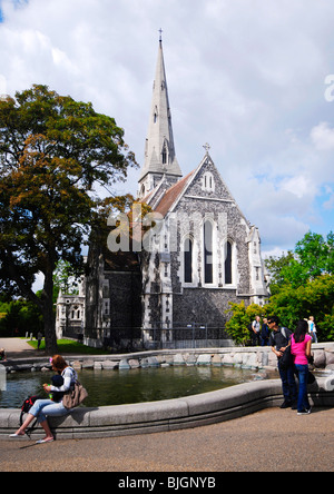 San Alban la Chiesa (Danese: Albanskirken, aka la chiesa Inglese), chiesa anglicana successiva Fontana Gefion a Copenhagen, in Danimarca. Foto Stock