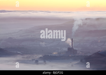 Hope Valley opere in cemento immersa nella foschia all'alba nel Parco Nazionale di Peak District Foto Stock