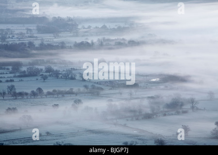 La Hope Valley è avvolta nella nebbia all'alba nel Parco Nazionale di Peak District Foto Stock