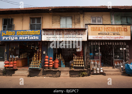 India Kerala, Calicut, Kozhikode, Palayam Road, rame Bazaar, esercenti la vendita di ottone e di acciaio inossidabile elementi Foto Stock