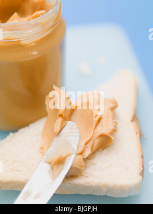 Burro di arachidi sul pane bianco e in vaso - Foto Stock
