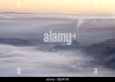 Hope Valley opere in cemento immersa nella foschia all'alba nel Parco Nazionale di Peak District Foto Stock