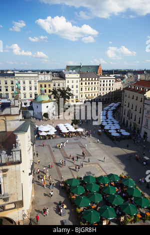 Vista dei caffè all'aperto in Piazza del mercato (Rynek Glowny), Cracovia in Polonia Foto Stock