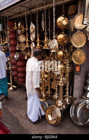 India Kerala, Calicut, Kozhikode, Palayam Road, rame Bazaar, uomo al negozio di vendita di ottone e di acciaio stainess elementi Foto Stock