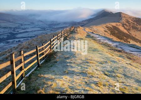 Il sentiero della grande cresta che segue da Mam Tor per perdere la Hill & Back Tor, catturato qui su un gelido mattino. Foto Stock