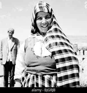 Un ritratto di donna locale, un magrebino, indossando il tradizionale copricapo, Marocco, anni cinquanta da J.Allan contanti. Foto Stock