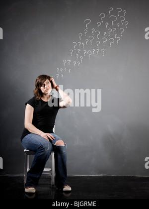 Donna con domande Foto Stock