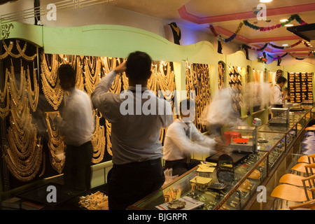 India Kerala, Calicut, Kozhikode, Mavoor Road, vista dentro Chemmanur, moda gioiellerie finestra la notte Foto Stock