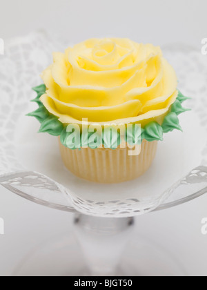 Rosa gialla muffin su vetro cake stand - Foto Stock