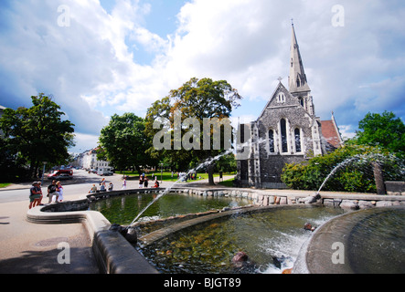 San Alban la Chiesa (Danese: Albanskirken, aka la chiesa Inglese), chiesa anglicana successiva Fontana Gefion a Copenhagen, in Danimarca. Foto Stock