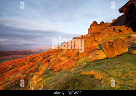 Macine abbandonate al di sotto del bordo Stanage alla prima luce nel Parco Nazionale di Peak District Foto Stock