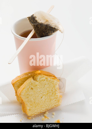 Due fette di torta al limone e tè - Foto Stock