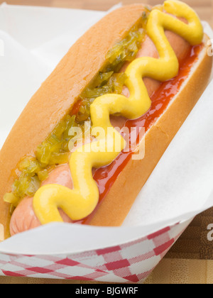 Un hot dog con senape, cipolla assaporare e ketchup - Foto Stock