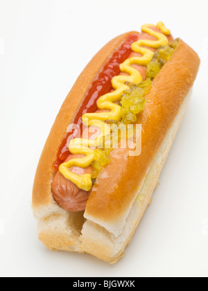 Un hot dog con ketchup, senape e cetriolino - Foto Stock