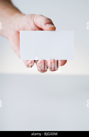 Mano azienda carta bianca Foto Stock