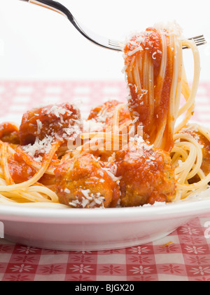 Spaghetti con salsa di pomodoro e formaggio su una forcella - Foto Stock
