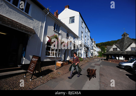 La high street a Dunster, North Somerset, Regno Unito su una mattina di sole Foto Stock