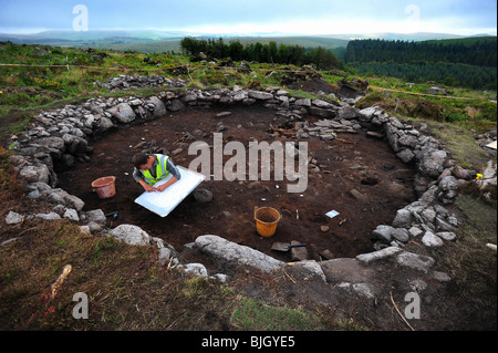 Il Roundhouse archeologico sito a Bellever, Dartmoor che è indagata dal Parco Nazionale di Dartmoor Foto Stock