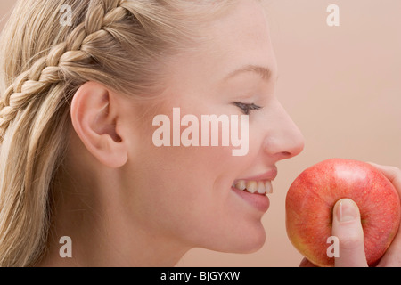 Donna che mantiene red apple - Foto Stock