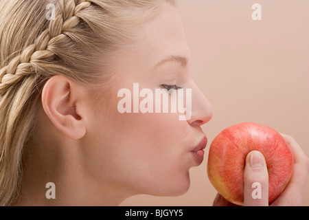 Donna kissing red apple - Foto Stock