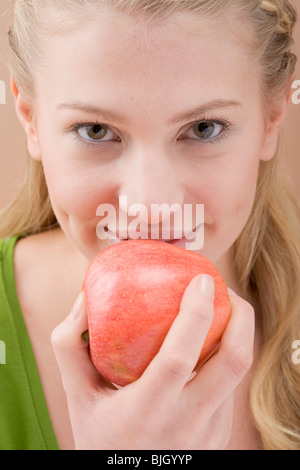 Donna di mangiare red apple - Foto Stock