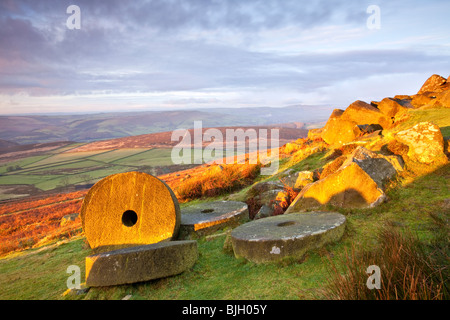 Macine abbandonate al di sotto del bordo Stanage alla prima luce nel Parco Nazionale di Peak District Foto Stock