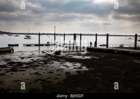 La bassa marea velme a Peschici Harbour Foto Stock