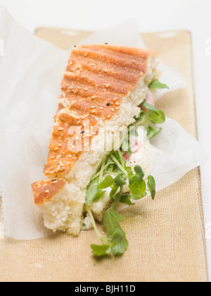 Flatbread con ripieno di formaggio, prosciutto e rucola - Foto Stock