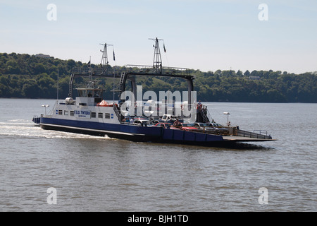 Il Ballyhack auto & traghetti passeggeri tra Co. Wexford e Co. Waterford, Repubblica di Irlanda. Foto Stock